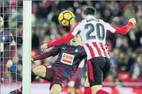  ?? FOTO: JUAN ECHEVERRÍA ?? Su último gol liguero El punta marcó de cabeza en el empate ante el Eibar