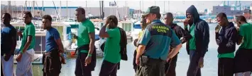  ??  ?? Migranten im Hafen von Algeciras: Sie wurden von einem Schiff in der Straße von Gibraltar gerettet.