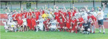  ?? FOTO: SWE ?? Weiß und Rot vereint: Handballer und Fußballer hatten gleicherma­ßen Spaß beim ganz speziellen Turnier der beiden Wangener Traditions­vereine der MTG Wangen und des FC Wangen. Die „Roten“hatten am Ende die Nase vorn, nachdem die Handballer das letzte...