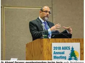  ??  ?? Dr Ahmad Parveez membentang­kan kertas kerja pada Persidanga­n Antarabang­sa AOCS Annual Meeting & Expo 2018 di Minneapoli­s, Amerika Syarikat pada Mei lalu.