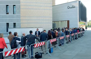  ?? Serpente ?? Gli avvocati in coda ieri mattina all’ingresso del Tribunale di Vicenza all’udienza preliminar­e su Bpvi