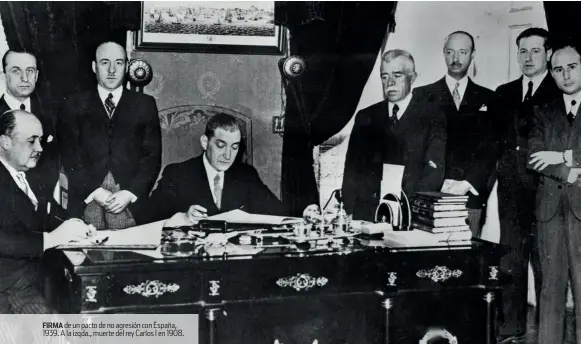  ??  ?? FIRMA de un pacto de no agresión con España, 1939. A la izqda., muerte del rey Carlos I en 1908.