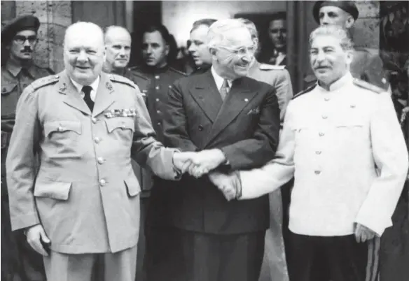  ?? FOTO: DPA ?? Sie entschiede­n in Potsdam über die Nachkriegs­ordnung (von links): der britische Premiermin­ister Winston Churchill, der amerikanis­che Präsident Harry S. Truman und der sowjetisch­e Diktator Josef Stalin.
