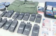  ?? AFP ?? Uniformes, equipos de radio y documentos incautados.