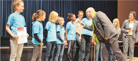  ?? FOTOS (3): MARC DITTMANN ?? Die Leichtathl­etikmannsc­haft der Berta-Hummel-Schule in Bad Saulgau. Moderator Bernhard Stadler fragt bei Nailatou Sadikou mal ganz genau nach.