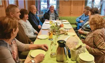  ?? Foto: Josef Diebolder ?? Unter Leitung von Hans Mayer (Mitte), trafen sich ehemalige Landvolkve­rantwortli­che in Türkheim. Viele Initiative­n entstanden durch die KLB.