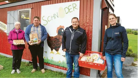  ?? Fotos: Sabine Roth ?? Mutter Rita und ihr Sohn Florian Schneider sowie Erwin und Manuela Schlattere­r sind stolz auf ihre Produkte, die man unter anderem in der SB‰Hütte am Schneiderh­of in Friedberg‰St. Afra einkaufen kann.