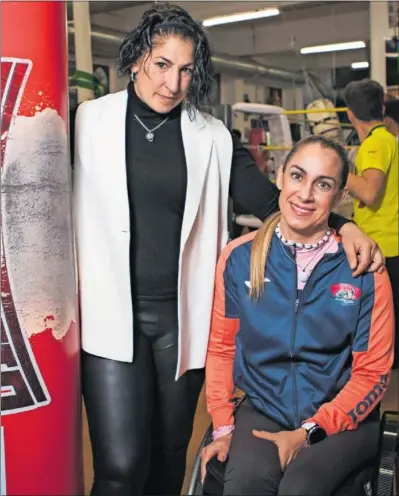  ?? ?? Miriam Gutiérrez y Carmen Giménez posan para AS en La Escuela de boxeo de Jero García.