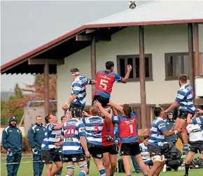  ?? LEONIE HANCOX ?? Saracens were lucky to scrape through with a win on the weekend over Southbridg­e. Which puts them ahead by one on the top of the table.