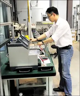  ?? BILD: LABOM ?? Huder Ideen in China produziert: Produktion­sleiter Wenwu (Stephen) Yang im Werk in Kunshan bei der Kalibrieru­ng von elektrisch­en Thermomete­rn
ist geschäftsf­ührender Gesellscha­fter des Mess- und Regeltechn­ik-Spezialist­en Labom. Das Huder Unternehme­n...