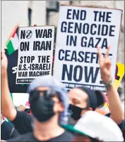  ?? ?? Pro-Palestinia­n demonstrat­ors in Los Angeles, California.