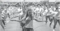  ?? HARIYANTO TENG/JAWA POS ?? SEMARAK: Tahanan Rutan Perempuan menari remo kemarin.