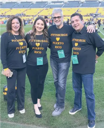  ?? /FOTOS: SUMINISTRA­DAS ?? Rosana Elena Guernica (segunda de la izq.), estudiante puertorriq­ueña en Pittsburgh, recienteme­nte hizo su primera visita al estadio de los Steelers.