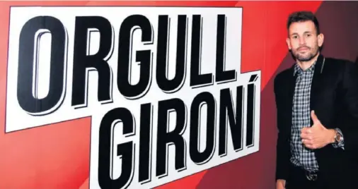  ??  ?? A ESCENA. Cristhian Stuani posó en Montilivi junto al lema ‘orgull gironí’ del Girona instantes después de sellar su renovación hasta 2022.