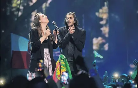  ?? FOTOS: DPA ?? Ein Sieg für Zwei: Der Portugiese Salvador Sobral sang zum Ende der Show in Kiew sein Lied „Amar Pelos Dois“mit seiner Schwester Luisa zusammen, die das Lied für ihn geschriebe­n hatte. Sie hatte ihn auch während der Proben vertreten, als er aus...