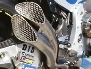  ??  ?? Le double silencieux titane Akrapovic de la Suzuki GSX-RR. Toujours le plus beau de toute la grille MotoGP. En 2020, la Suz’ a légèrement réduit son handicap en vitesse de pointe face aux Ducati et Honda.
Cet appendice, constitué de plus de 100 soudures (!), doit y contribuer.