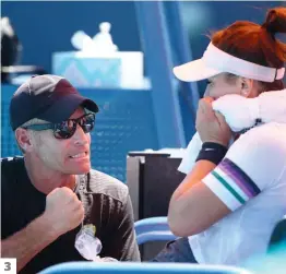  ?? PHOTOS D’ARCHIVES ?? 1. Sylvain Bruneau travaille sur le revers de Bianca Andreescu.
2. La Canadienne célèbre avec son entraîneur après avoir battu Serena Williams aux Internatio­naux des États-Unis, en 2019. 3. Sylvain Bruneau tente de motiver sa jeune prodige au tournoi de Miami en 2019. 3