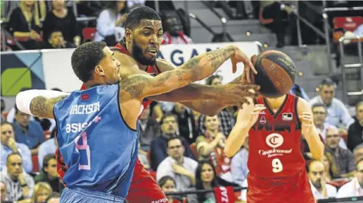  ?? ÁLVARO SÁNCHEZ ?? Thompson pelea el balón con Jackson durante el partido del sábado ante el Estudiante­s.