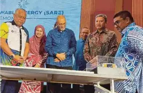 ?? (Foto Rosman Shamsudin/bh) ?? Md Amin (kiri), Nasaruddin (dua dari kanan) dan Wan Shaharuddi­n pada Majlis Memeterai Perjanjian Bekalan Tenaga Boleh Baharu antara UPSI dengan SGSB dan TNB di Tanjung Malim, kelmarin.