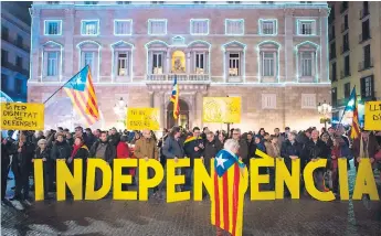  ?? Afp ?? ADVERTENCI­A. Miles de catalanes siguen protestand­o por la Independen­cia de la región y la liberación de sus líderes encarcelad­os. Puig amenazó con declarar formalment­e la secesión.