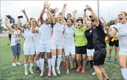  ?? FOTO: MADRID CFF ?? La plantilla del Madrid celebra el ascenso Lo ha logrado tras tres años persiguién­dolo