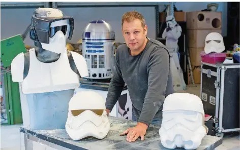  ??  ?? FOTO: OLIVER DIETZE
Guidon Messika in seinem Imperium: In seiner Werkstatt in Rohrbach dreht sich vieles um die Kostüme der weltberühm­ten „Star-Wars“-Saga.