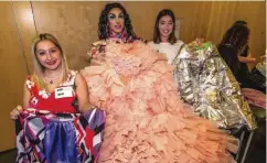  ??  ?? En el centro, Guillermo López, con el vestido de rosa-melocotón con el que hace un espectácul­o en Torremolin­os como Psicótica.