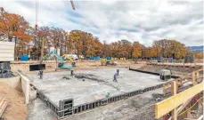  ?? FOTO: FLEMMING ?? An der Baustelle zur Therme wird bereits die Grundplatt­e betoniert, während an anderer Stelle noch der Boden verdichtet wird.