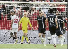  ?? ?? A la izquierda, Sergio Ramos cabecea a la red en el 3-1. A la derecha, arriba, André Silva pide perdón tras el marcar el penalti del 2-1, abajo, el ‘once’ inicial de la Real Sociedad, plagado de cambios