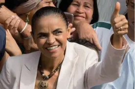  ??  ?? Marina Silva avait été, à 36 ans, la plus jeune sénatrice (élue qui vote les lois) du Brésil (Amérique).