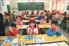  ?? PROVIDED TO CHINA DAILY ?? Students attend a class at a rural school in Yilong county, Southwest China’s Sichuan province. PFGHL plans to donate 333 hectares of mulberry trees to help alleviate poverty in the area.