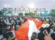  ?? AFP/ ?? Partidario­s del candidato presidenci­al Pedro Castillo, muestran una bandera nacional durante un mitin.