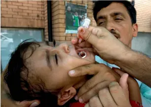  ?? AP ?? a health worker gives polio vaccine to a child in Peshawar as authoritie­s launched on Monday a weeklong anti-polio campaign touted as a ‘final push’ against the crippling disease. —