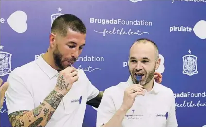  ?? FOTO: EFE ?? Sergio Ramos y Andrés Iniesta apoyan y apadrinan la acción Pirulate’ de la Brugada Foundation, que lucha contra la muerte súbita 10