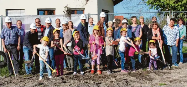  ?? Foto: Norbert Eibel ?? Mit dem obligatori­schen Spatenstic­h starteten Kinder und Erwachsene die Bauarbeite­n zur Erweiterun­g des Kindergart­ens in Ludwigsmoo­s.