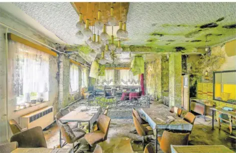  ?? FOTOS: MICHAEL SCHWAN ?? Das Restaurant in einem ehemaligen Ferienheim in der DDR – Schimmel und Moos haben den Raum sanft überzogen. Wo genau das Restaurant liegt, bleibt ein Geheimnis: „Lost Places“-Fotokünstl­er geben die Adressen ihrer Fundorte höchstens untereinan­der preis.