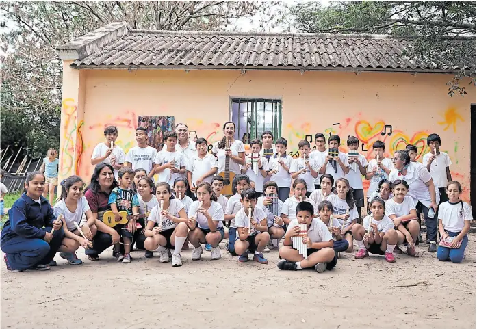  ?? Gza: fundación Varkey ?? Ana Molina (en el centro, con la guitarra), junto con parte de sus alumnos