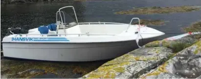  ?? ARKIVFOTO: NRK ?? ULYKKESBÅT­EN: Fem personer var om bord da denne båten gikk på et skjaer i Kiparsunde­t natt til fredag 29. juli i 2016. En mann (67) omkom.