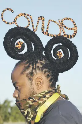  ?? Picture: Thamsanqa Mbovane ?? CREATIVE. Hairstylis­t Onele Cembi twists his dreadlocks into the words ‘Covid-19’.