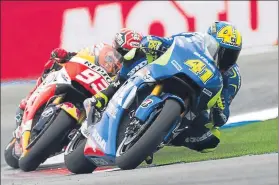  ?? FOTO: AP ?? Aleix Espargaró y Marc Márquez saldrán segundo y tercero tras el as italiano