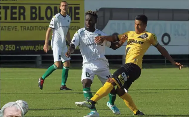  ?? FOTO'S RUDY DECLERCK, ISOSPORT ?? In de voorbereid­ing werd met 21 verloren bij Cercle Brugge. Tegen de blauwzwart­e stadsgenot­en hoopt Willy Reynders (onder) met zijn Lokeren in eigen huis beter te doen.