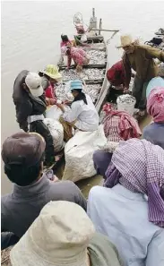  ??  ?? Brisk sales: Fish being sold from boats.