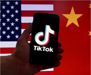  ?? ?? Estados Unidos sostiene que TikTok brinda a China la capacidad de espiar y manipular a 170 millones de usuarios estadounid­enses.