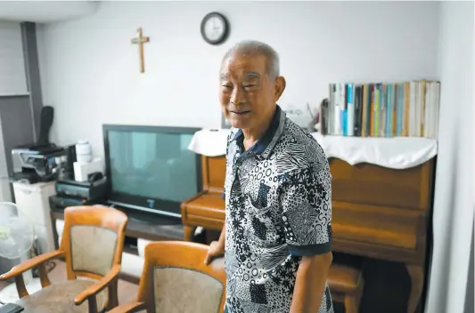  ?? PHOTO AFP ?? Kim Kwang-ho, 81 ans, l’un des rares Sud-coréens à participer la semaine prochaine à des réunions avec leurs proches séparés par la guerre de Corée. « La première chose que je lui dirai sera de le remercier d’être vivant et en bonne santé », a-t-il dit.