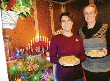  ?? Foto: Anja Fischer ?? Anna und Renate Mayr (von links) verwöhnen mit Kuchen und Plätzchen gerne Familie und Freunde in der Adventszei­t. Ihre Le‰ ckereien stellen sie im aktuellen Zuckerguss‰Heft vor.