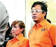  ?? IKHSAN PRAYOGI/JAWA POS ?? SEMBAP: Roro Fitria bersama WH saat rilis di Mapolda Metro Jaya kemarin.