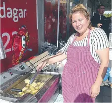  ??  ?? CHURROS. Viviana Bernal fick inte sälja chilenska piroger under årets Husbyfesti­val. Många frågade varför och var besvikna. Istället såldes hon churros.