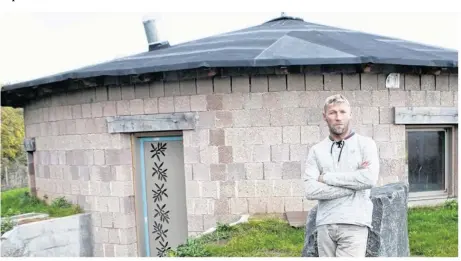  ??  ?? Laurent construit une maison écologique et intégrée dans le paysage.