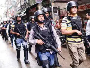  ?? – AFP ?? SUCCESSFUL RAID: Bangladesh­i police petrol the area near the house where police killed nine suspected extremists in Dhaka on Tuesday.