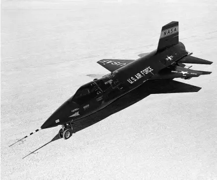  ?? Nasa ?? A aeronave norte-americana X-15 , primeiro modelo desenvolvi­do pelos EUA, em 1959